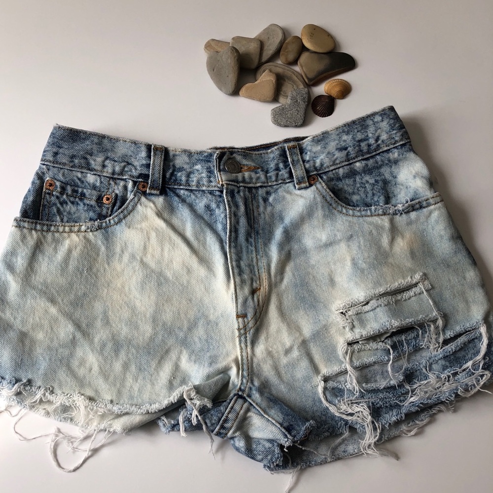 Levi’s • Acid Wash Jean Shorts